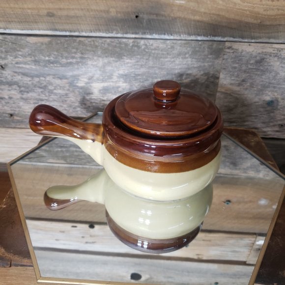 Small Covered Stoneware Soup/Bean Pot with handle. - Picture 11 of 13